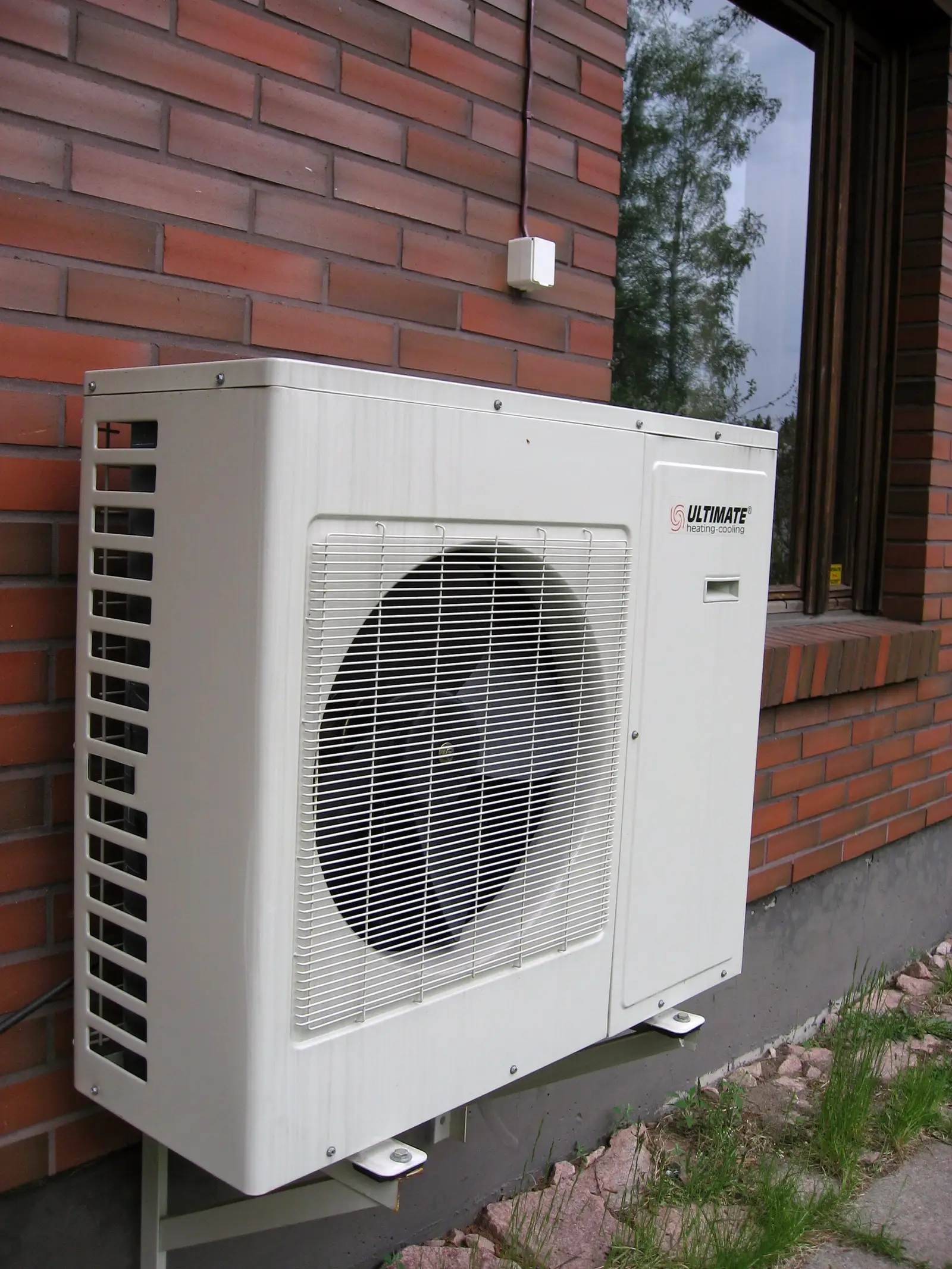 Gros plan sur la grille et l’hélice du ventilateur d’une unité extérieure de pompe à chaleur