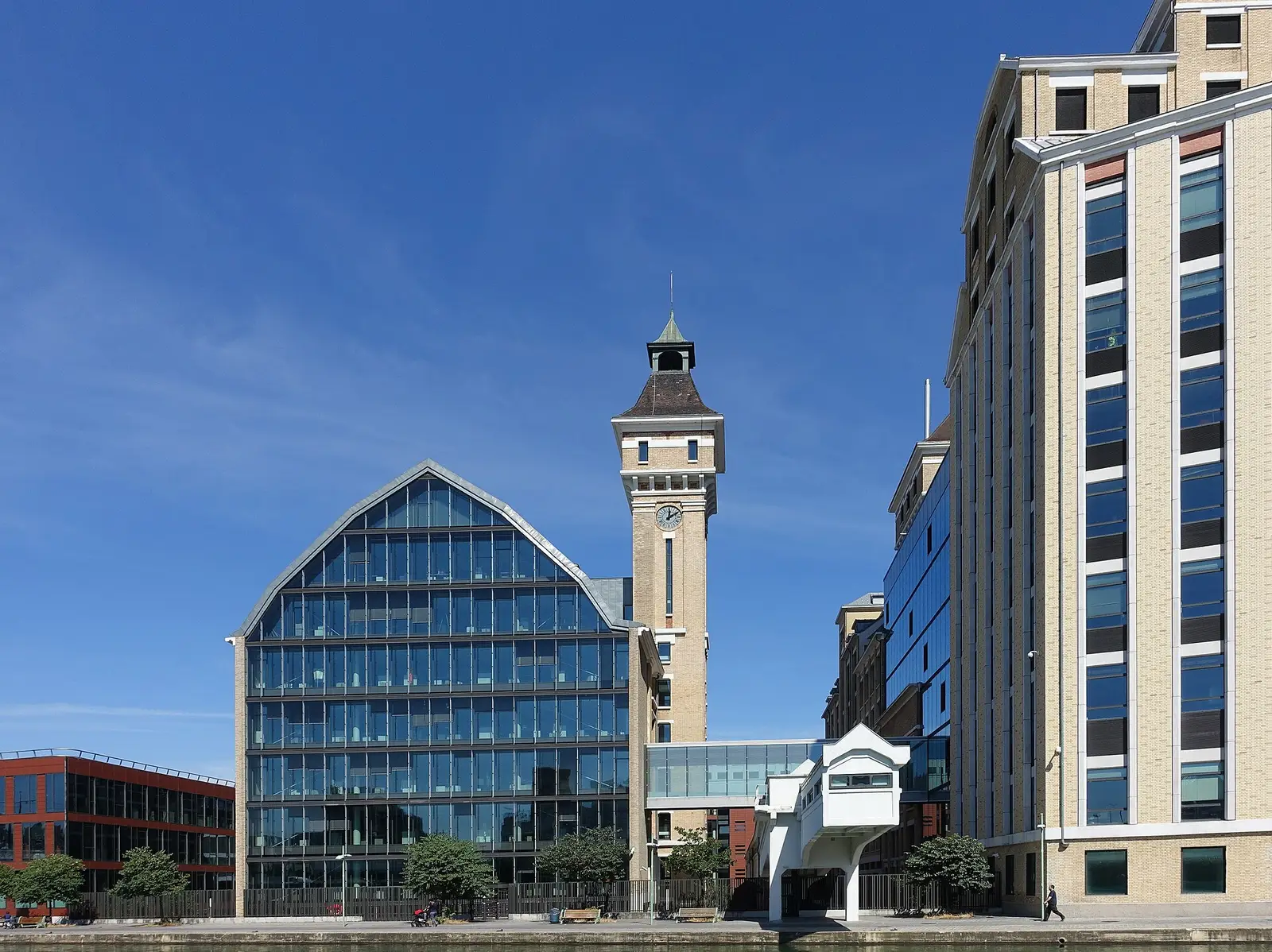 Les Grands Moulins de Pantin au bord du canal de l’Ourcq : verrière moderne et tour de briques